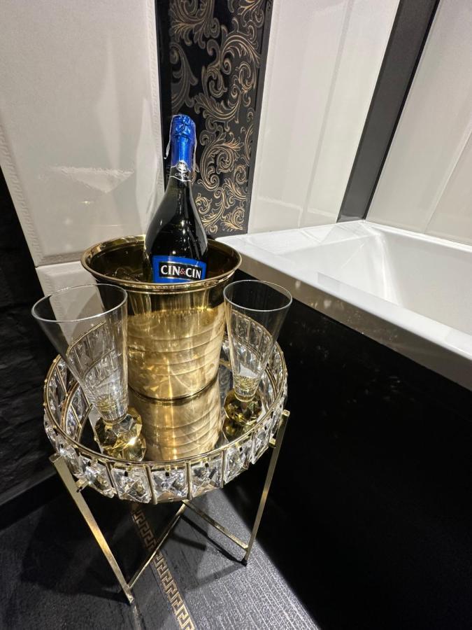 Darkhouse Versace Pink 罗兹 外观 照片
